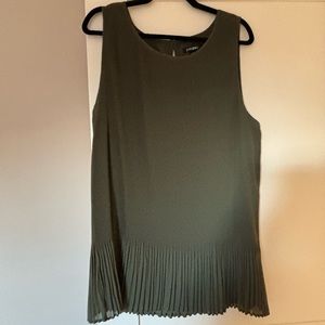 Pleated Top Roz & Ali